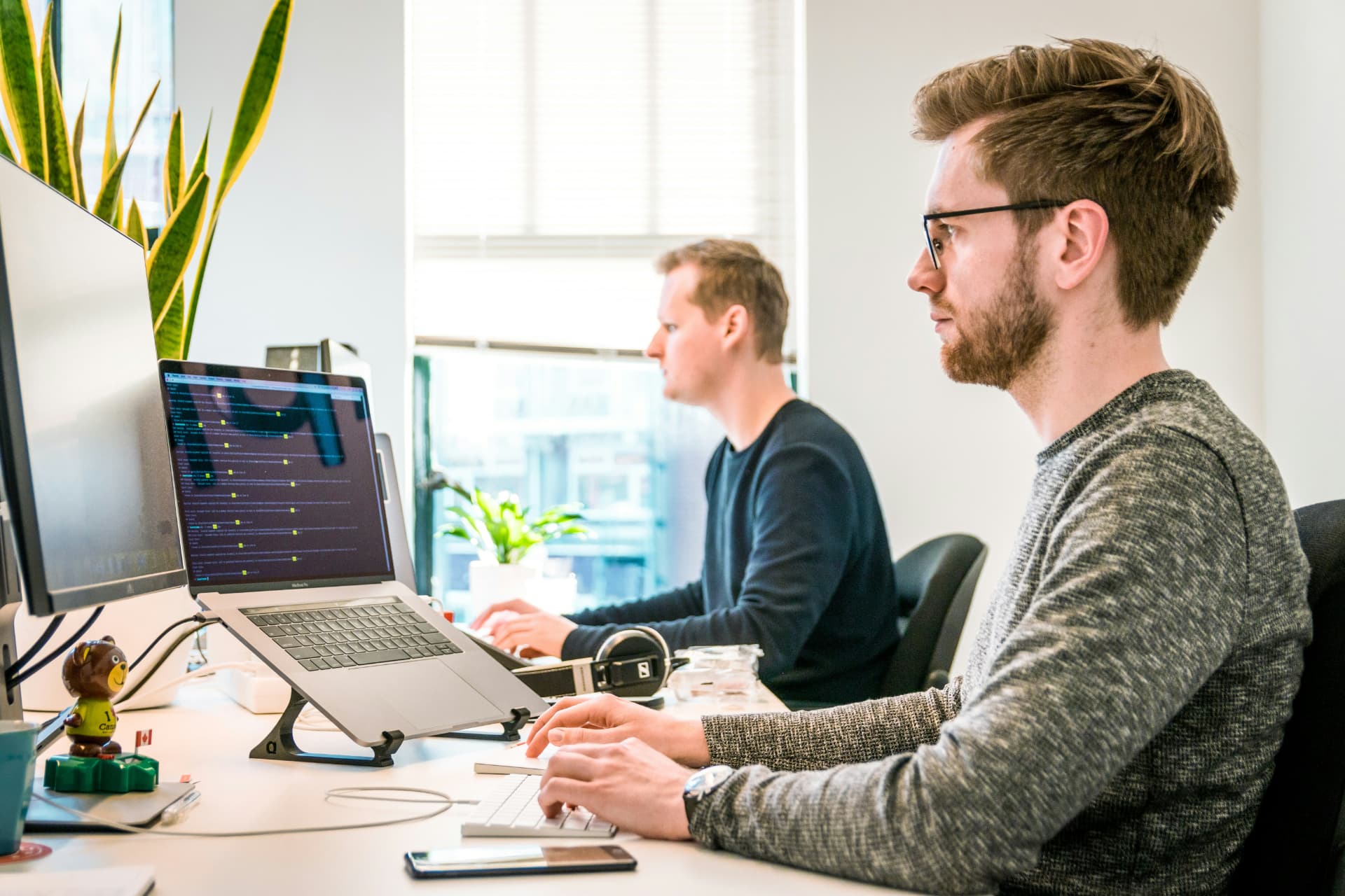 AI-säkerhetsingenjörer arbetar på BXG